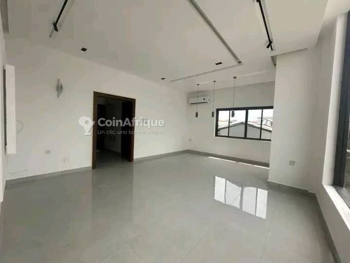 Appartement spacieux de 4 pièces avec sécurité renforcée et parking individuel