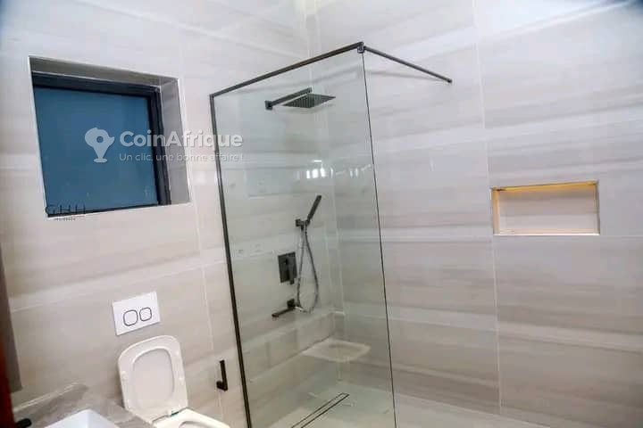 Appartement spacieux de 4 pièces avec sécurité renforcée et parking individuel