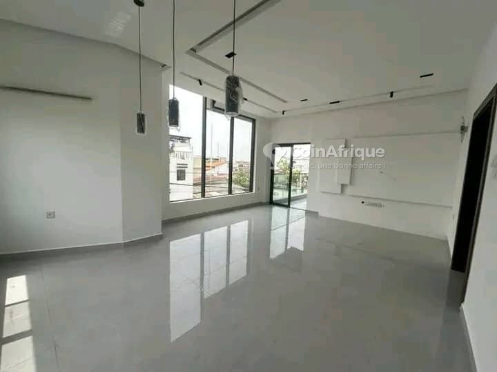 Appartement spacieux de 4 pièces avec sécurité renforcée et parking individuel