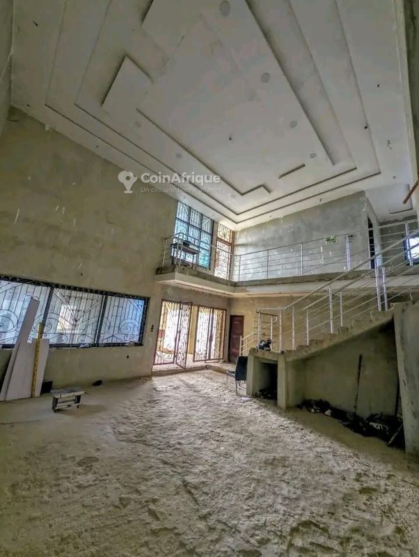 Villa luxueuse de 4 pièces avec mezzanine et espace commercial idéal pour investissement