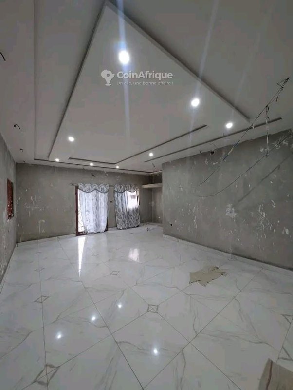 Villa luxueuse de 4 pièces avec mezzanine et espace commercial idéal pour investissement