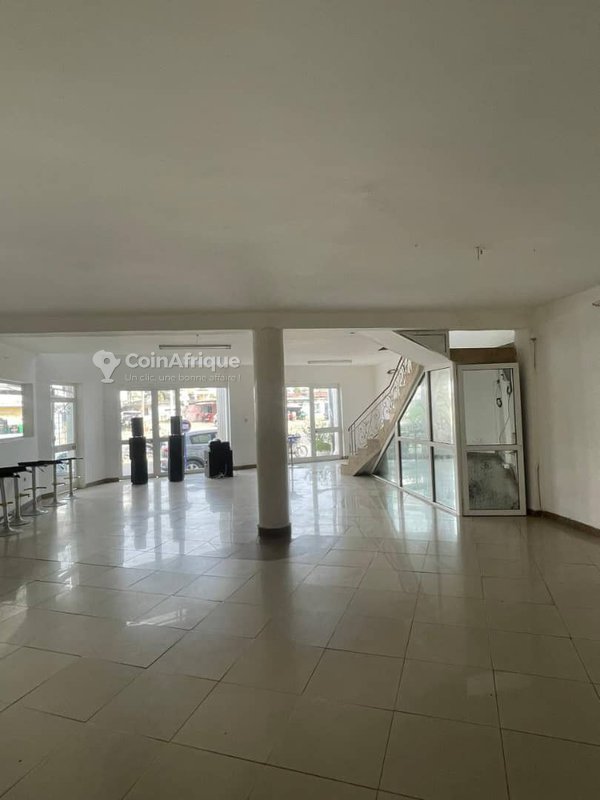 Magasin duplex haut de gamme avec baie vitrée et emplacement stratégique