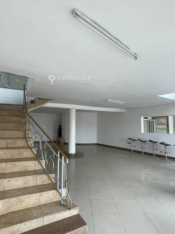 Magasin duplex haut de gamme avec baie vitrée et emplacement stratégique