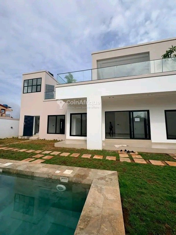 Villa luxueuse de 4 chambres avec piscine et matériaux haut de gamme