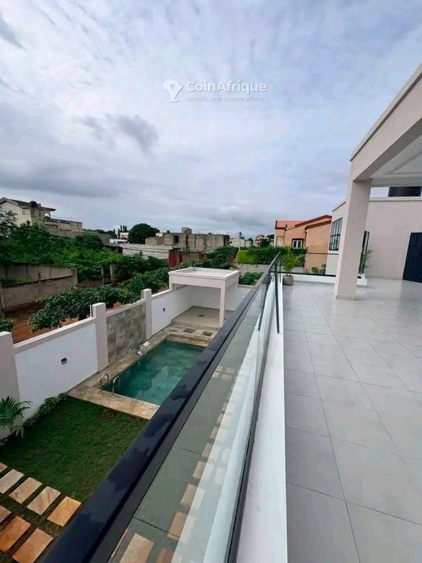 Villa luxueuse de 4 chambres avec piscine et matériaux haut de gamme