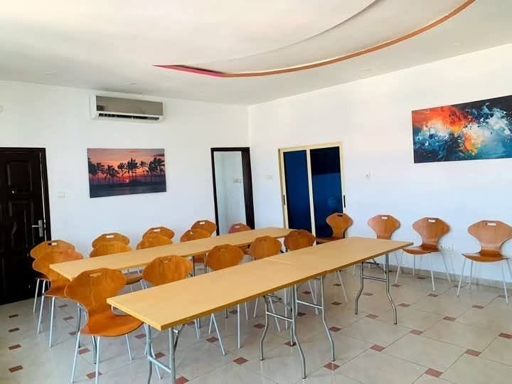 Espace professionnel moderne avec climatisation et équipement haut de gamme