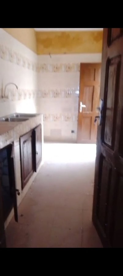 Appartement 1 pièce avec cuisine spacieuse et arrière-cour à proximité des pavés