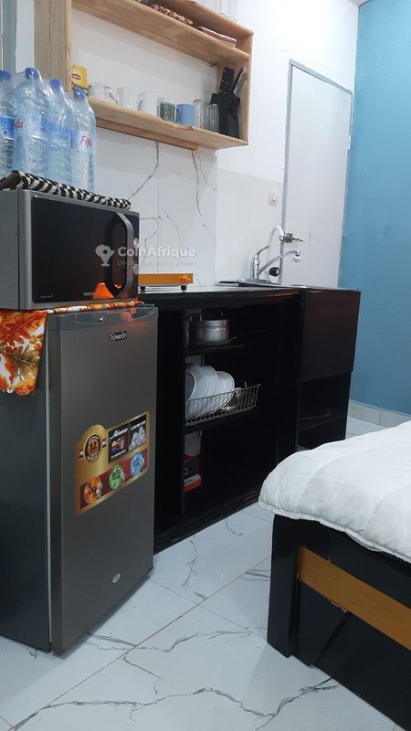 Appartement meublé d'une pièce avec cuisine équipée et accès garage