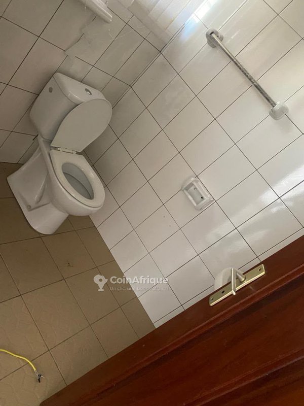 Bureau spacieux de quatre pièces avec cuisine et douches au premier étage