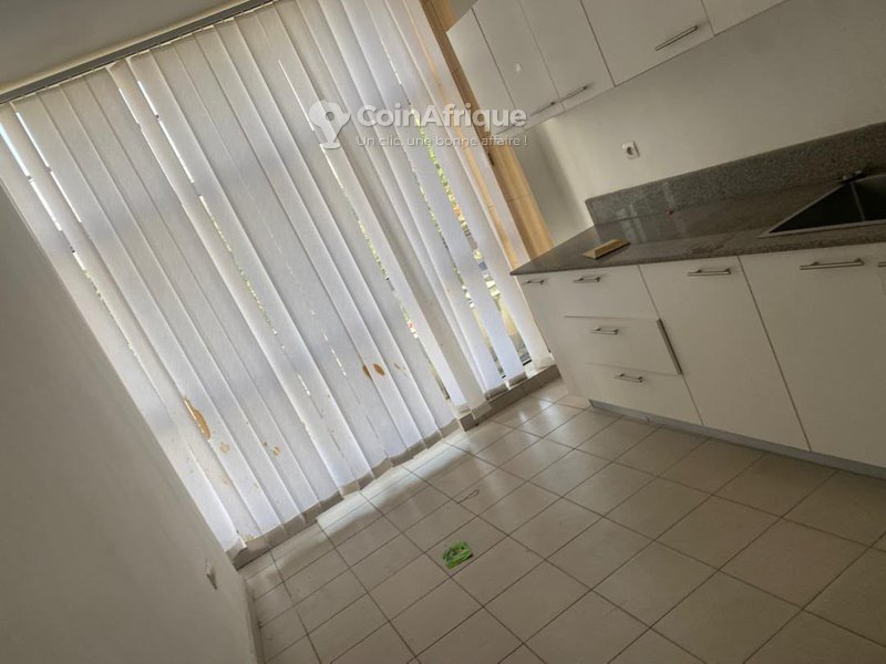 Bureau spacieux de quatre pièces avec cuisine et douches au premier étage