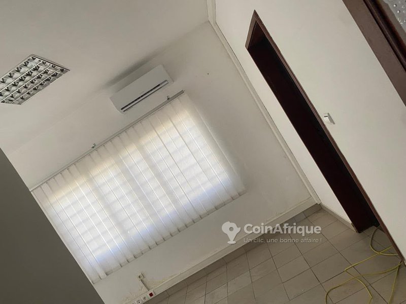 Bureau spacieux de quatre pièces avec cuisine et douches au premier étage