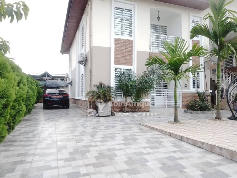 Villa luxueuse de 4 pièces avec grande cour et quartier sécurisé