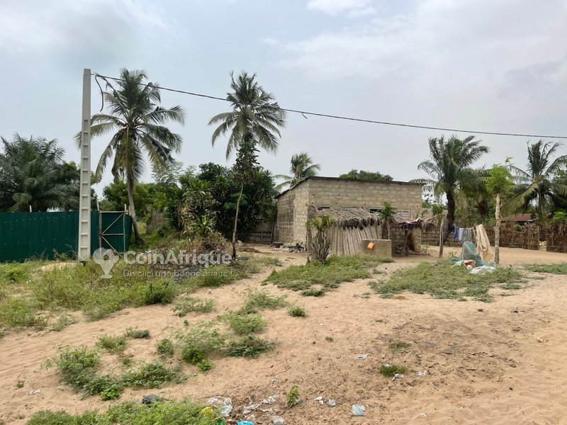 Terrain clôturé avec vue lagunaire et accès stratégique aux sites touristiques
