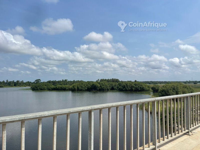 Terrain clôturé avec vue lagunaire et accès stratégique aux sites touristiques