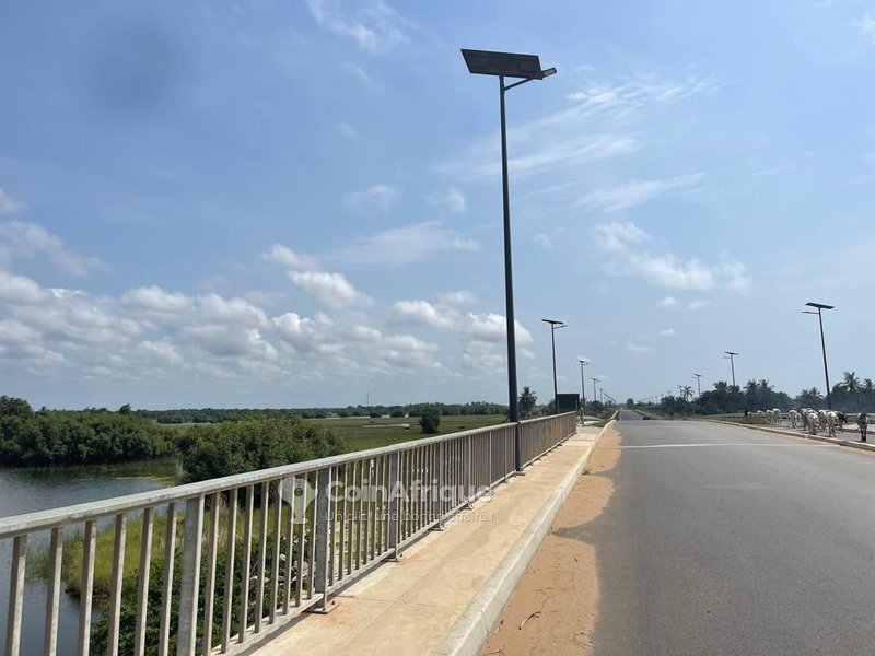 Terrain clôturé avec vue lagunaire et accès stratégique aux sites touristiques