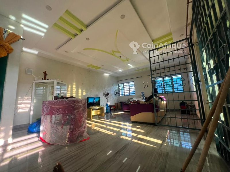Maison spacieuse de 5 pièces avec installation électrique double et finitions haut de gamme