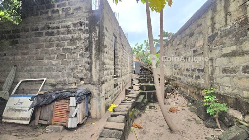 Terrain stratégique de 829 m² avec titre foncier personnel et accès privilégié