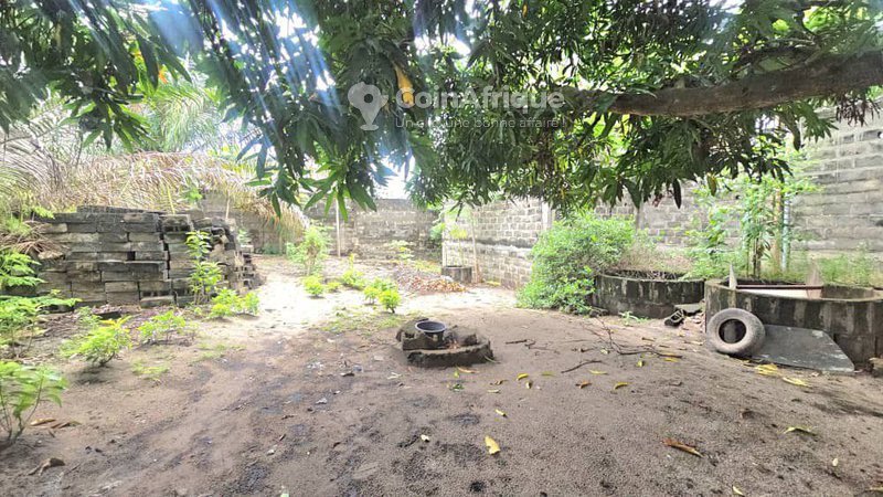 Terrain stratégique de 829 m² avec titre foncier personnel et accès privilégié