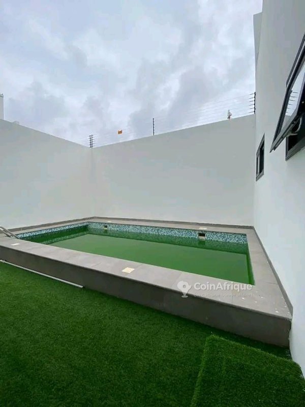 Villa luxueuse de 4 pièces avec piscine et jardin spacieux