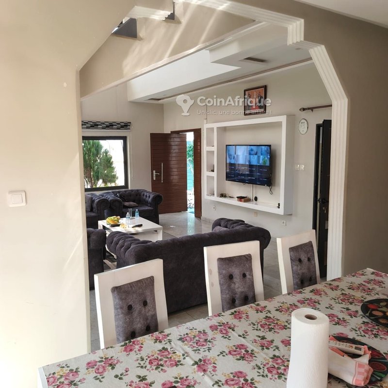 Villa luxueuse de 4 pièces avec piscine et vue sur mer