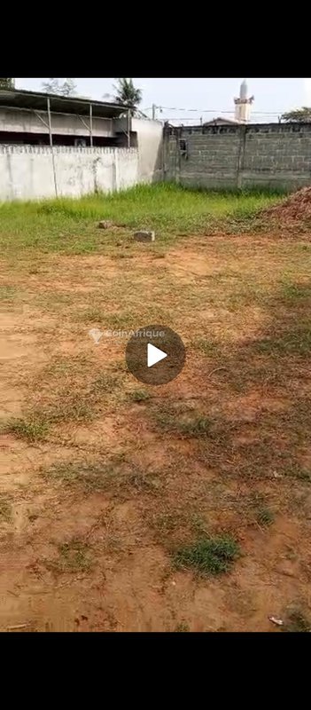 Terrain clôturé de 500 m² avec titre foncier personnel - Idéal pour projets immobiliers