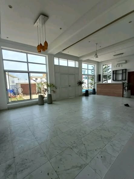Villa luxueuse de 5 pièces avec piscine et jardin dans un quartier résidentiel prestigieux