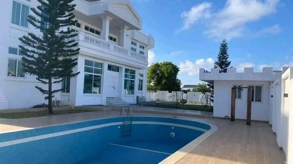 Villa luxueuse de 5 pièces avec piscine et jardin dans un quartier résidentiel prestigieux