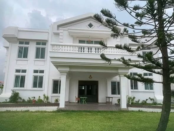 Villa luxueuse de 5 pièces avec piscine et jardin dans un quartier résidentiel prestigieux