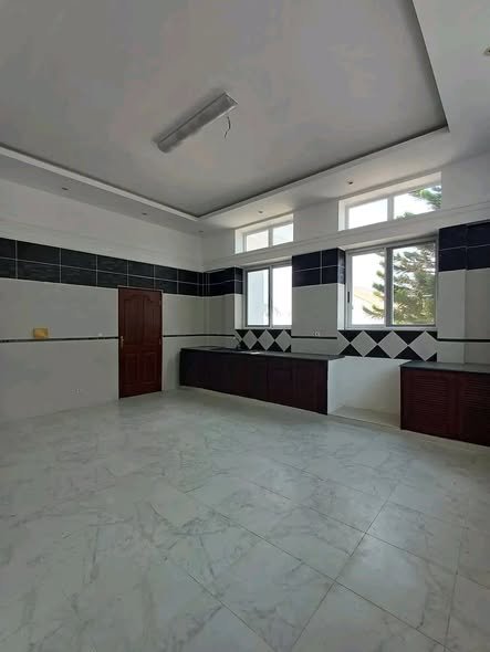 Villa luxueuse de 5 pièces avec piscine et jardin dans un quartier résidentiel prestigieux