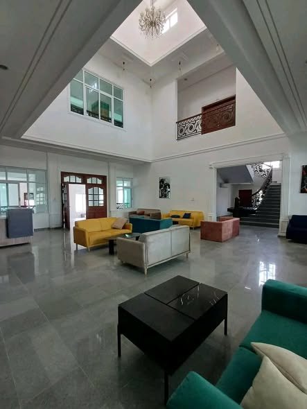 Villa luxueuse de 5 pièces avec piscine et jardin dans un quartier résidentiel prestigieux