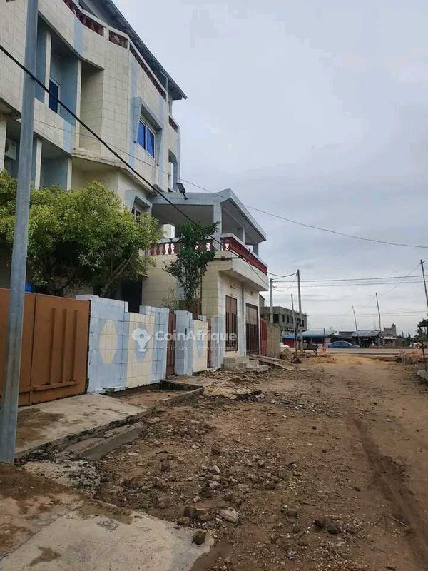 Villa duplex meublée de 4 pièces avec garage spacieux et climatisation