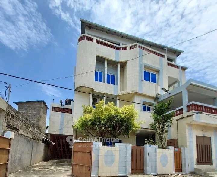Villa duplex meublée de 4 pièces avec garage spacieux et climatisation