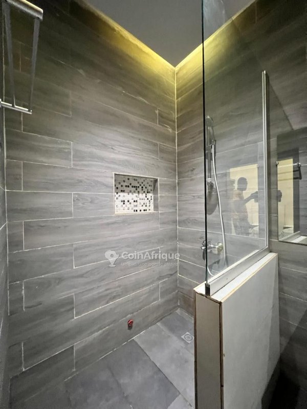 Appartement meublé haut standing de 3 pièces avec climatisation complète et services premium