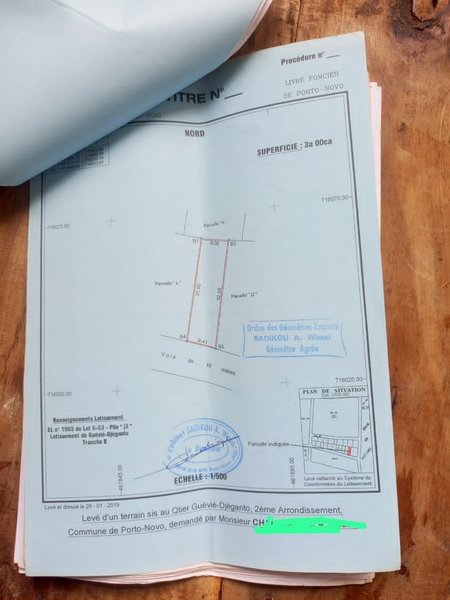Terrain spacieux de 300 m² avec propriétaire résident - Parfait pour projet immobilier