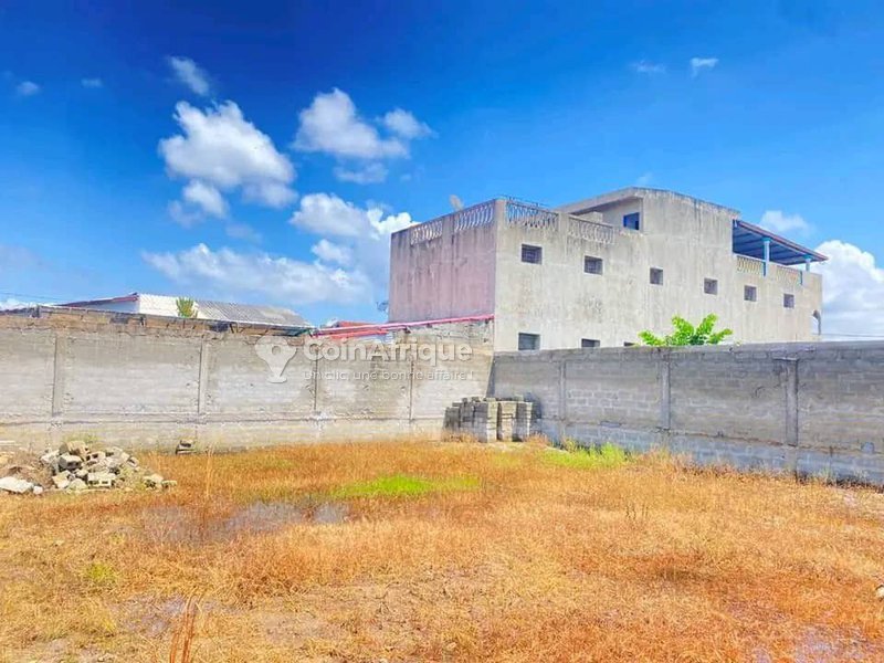 Terrain clôturé de 420 m² avec titre foncier en cours – Excellente accessibilité