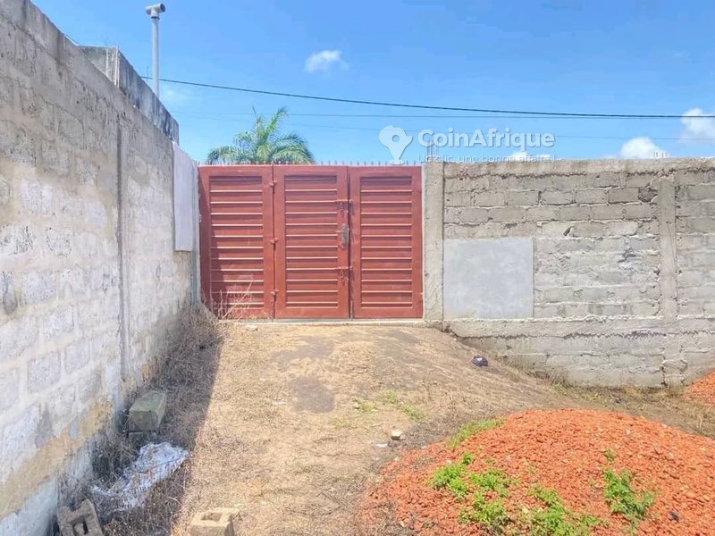 Terrain clôturé de 420 m² avec titre foncier en cours – Excellente accessibilité