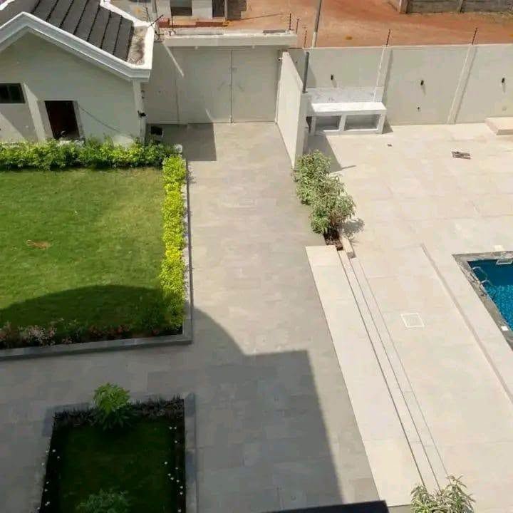Magnifique Villa de 9 Pièces avec Piscine et Jardin en Bordure de Goudron
