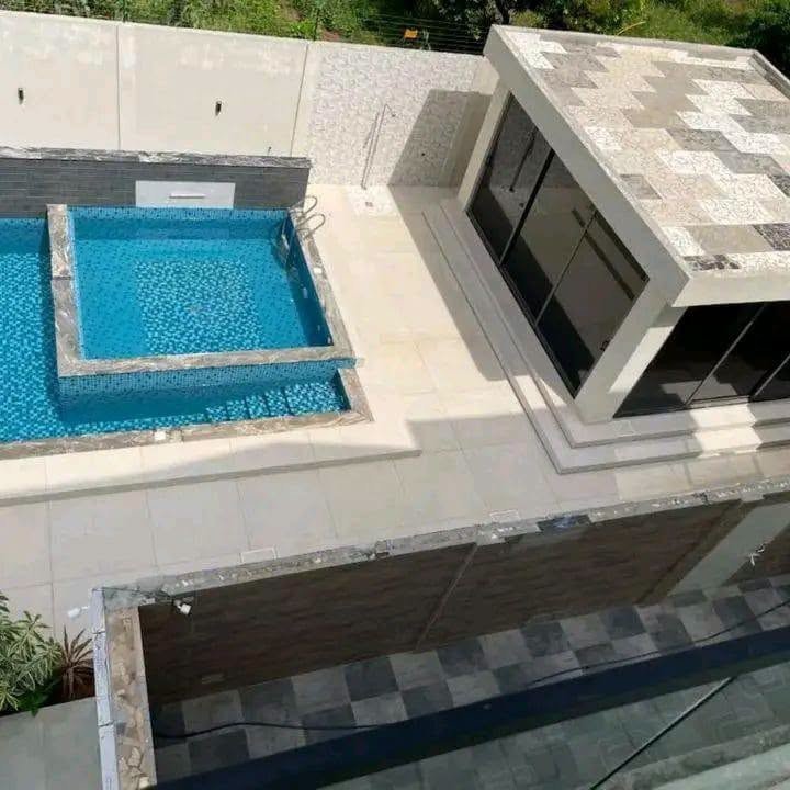 Magnifique Villa de 9 Pièces avec Piscine et Jardin en Bordure de Goudron