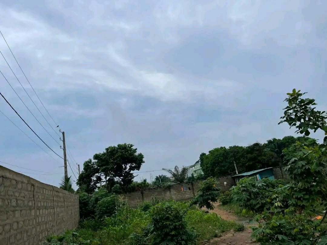 Terrain exceptionnel de 798 m² avec titre foncier personnel et clôture