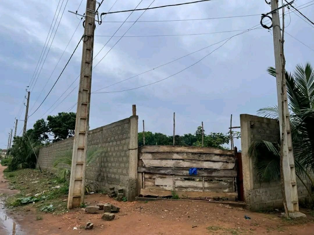 Terrain exceptionnel de 798 m² avec titre foncier personnel et clôture