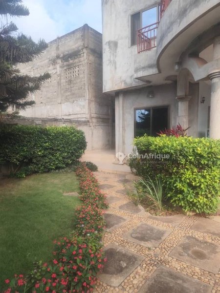 Villa luxueuse de 10 pièces avec chambres privatives et garage spacieux