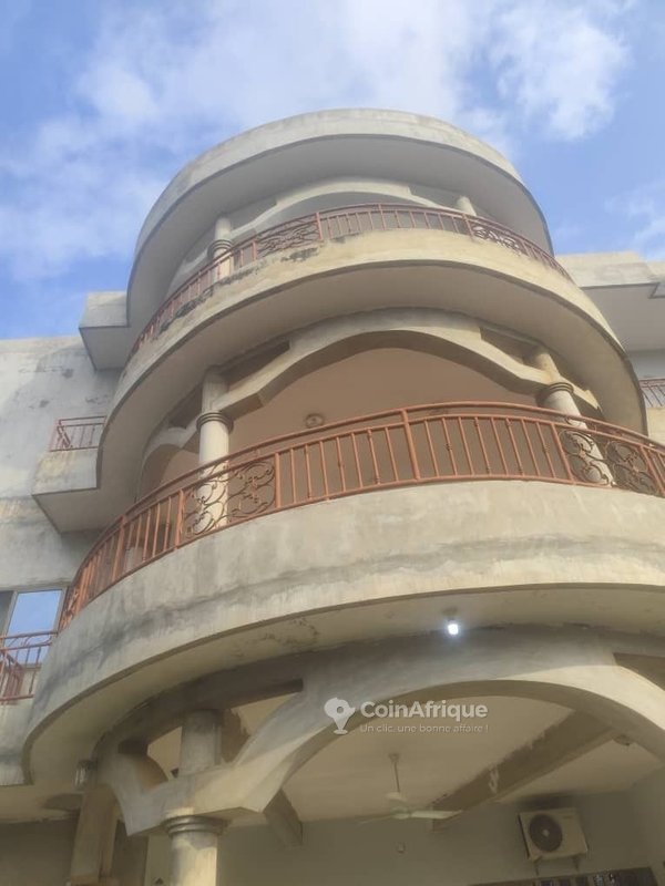 Villa luxueuse de 10 pièces avec chambres privatives et garage spacieux