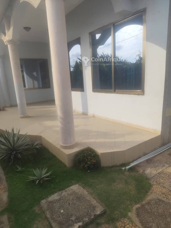 Villa luxueuse de 10 pièces avec chambres privatives et garage spacieux
