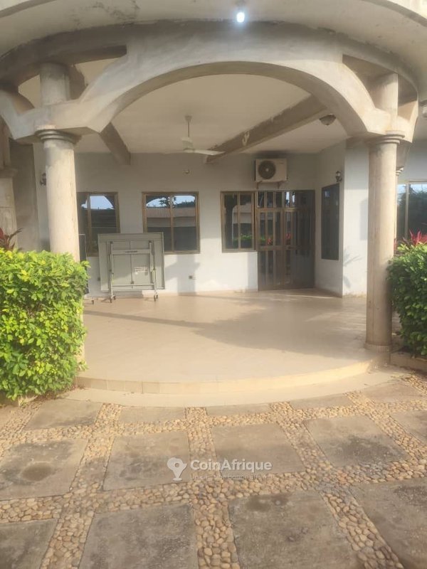 Villa luxueuse de 10 pièces avec chambres privatives et garage spacieux