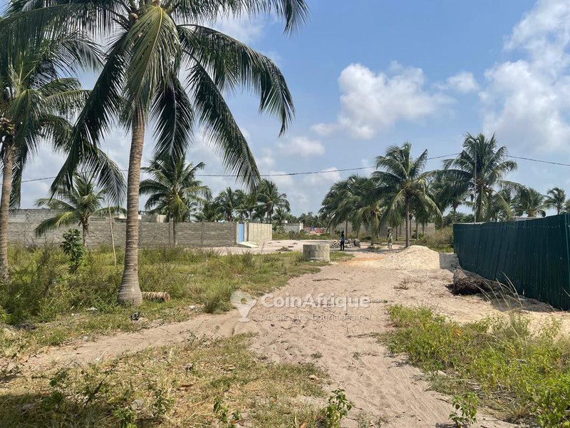 Terrain résidentiel nu de 363 m² avec fort potentiel de plus-value et proximité de la plage