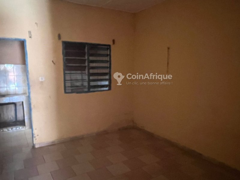 Maison locative sanitaire de 7 pièces avec véranda, boutiques et titre foncier global