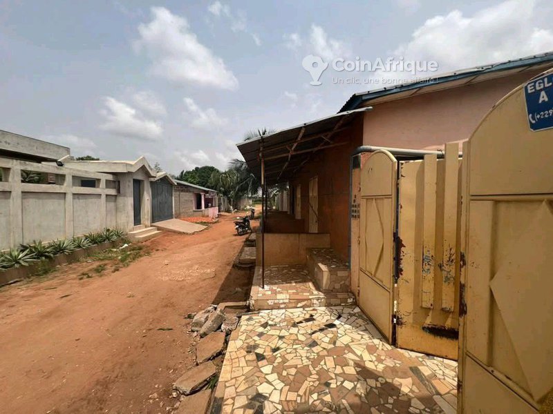 Maison locative sanitaire de 7 pièces avec véranda, boutiques et titre foncier global