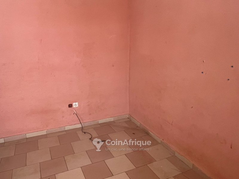 Maison locative sanitaire de 7 pièces avec véranda, boutiques et titre foncier global