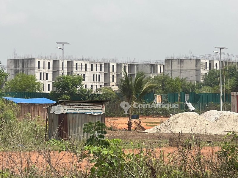 Maison locative sanitaire de 7 pièces avec véranda, boutiques et titre foncier global