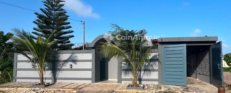 Villa luxueuse de 5 pièces avec cour pavée et installation solaire moderne